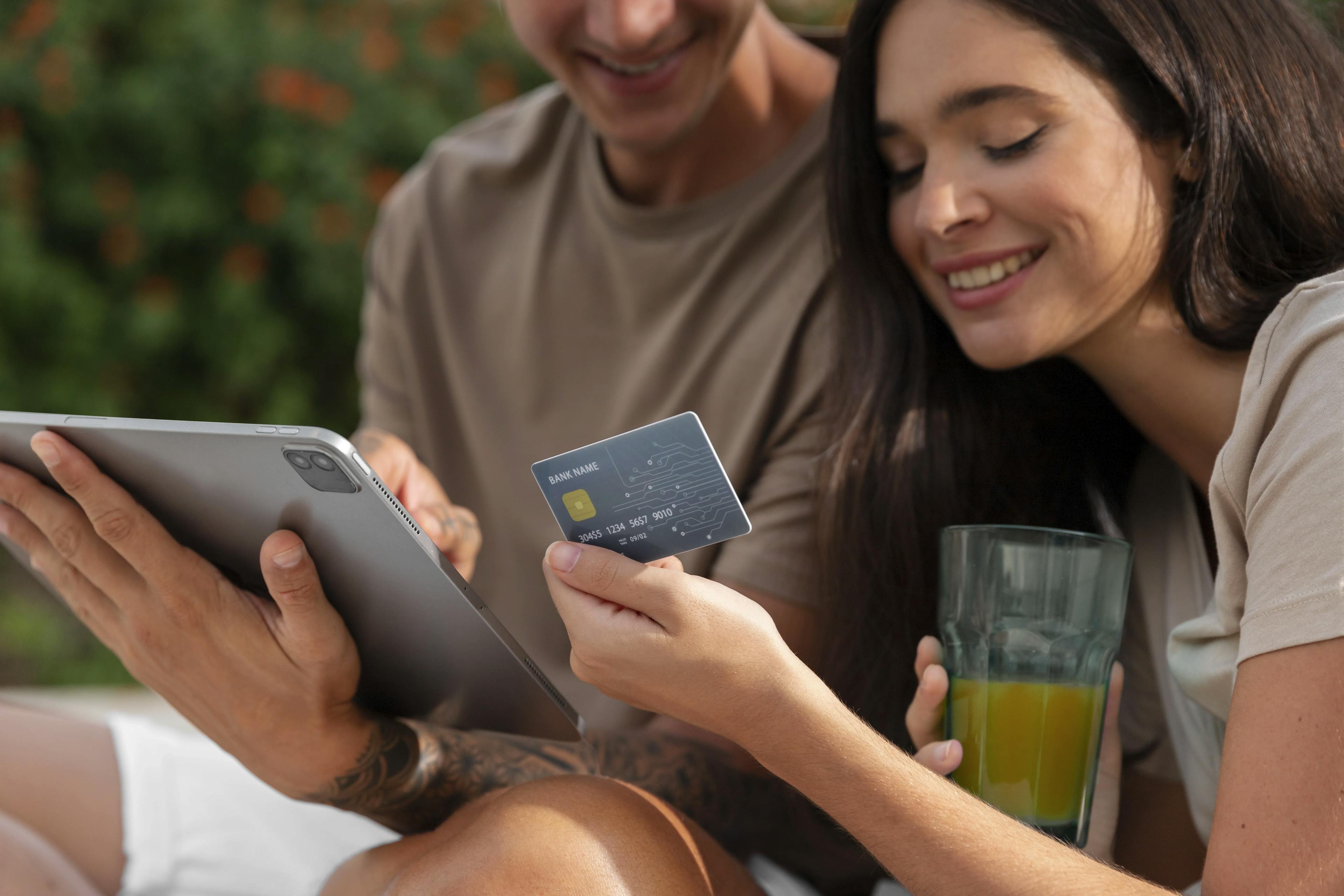 Cashback, programa de pontos e mais: quais cartões de crédito consignado oferecem benefícios?