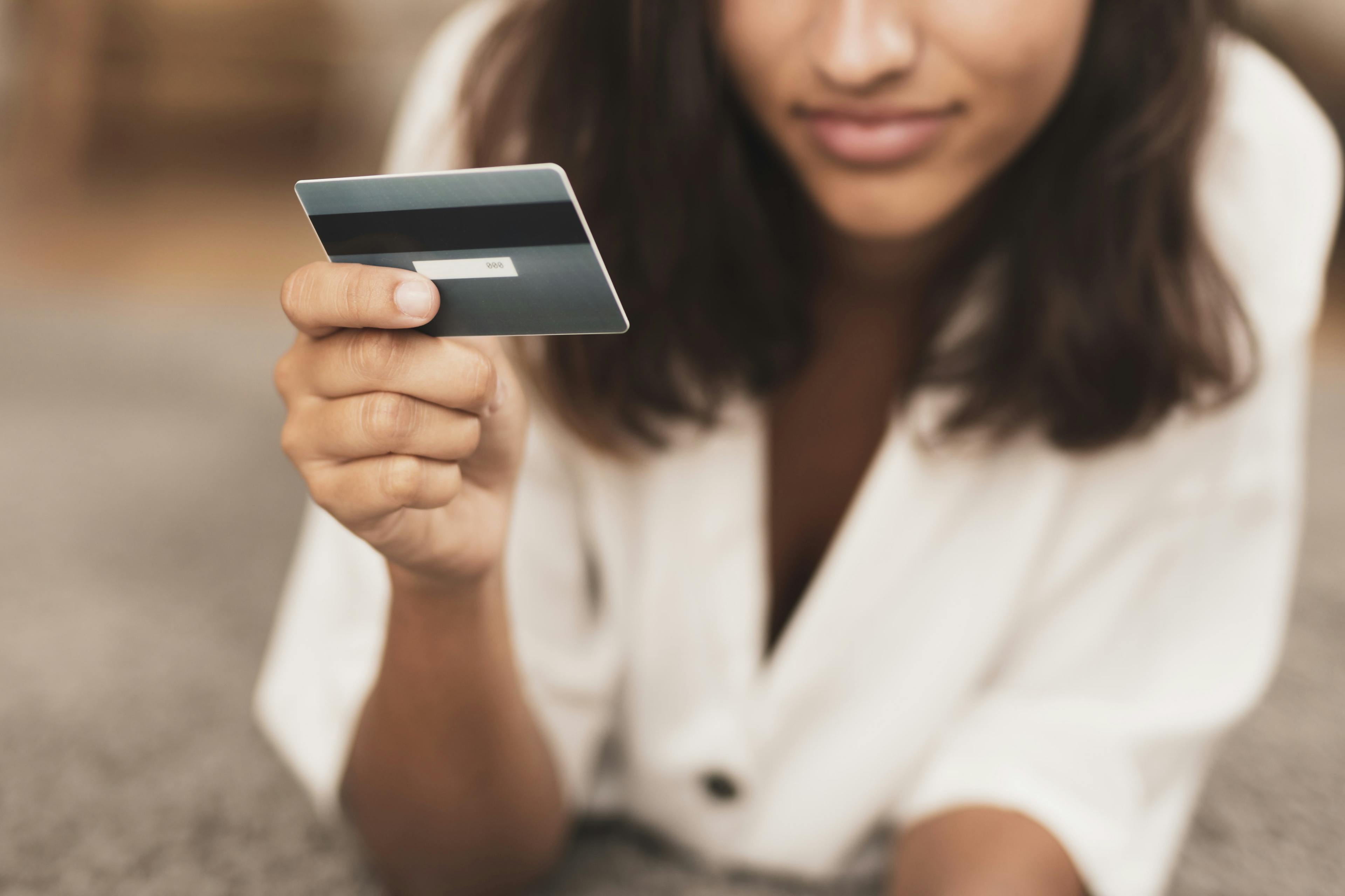 Juros do cartão de crédito chegam a 423,5% a.a; saiba como conseguir crédito mais barato