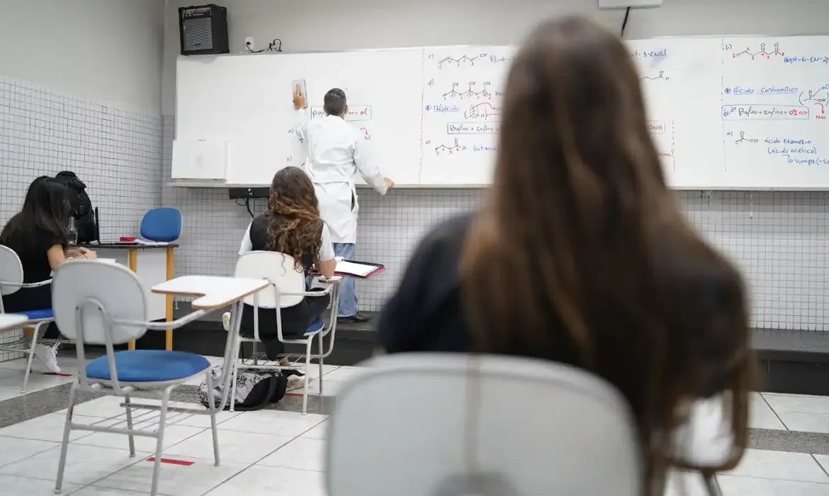 Rio de Janeiro: Mudança na carga horária de professores altera aposentadoria; entenda
