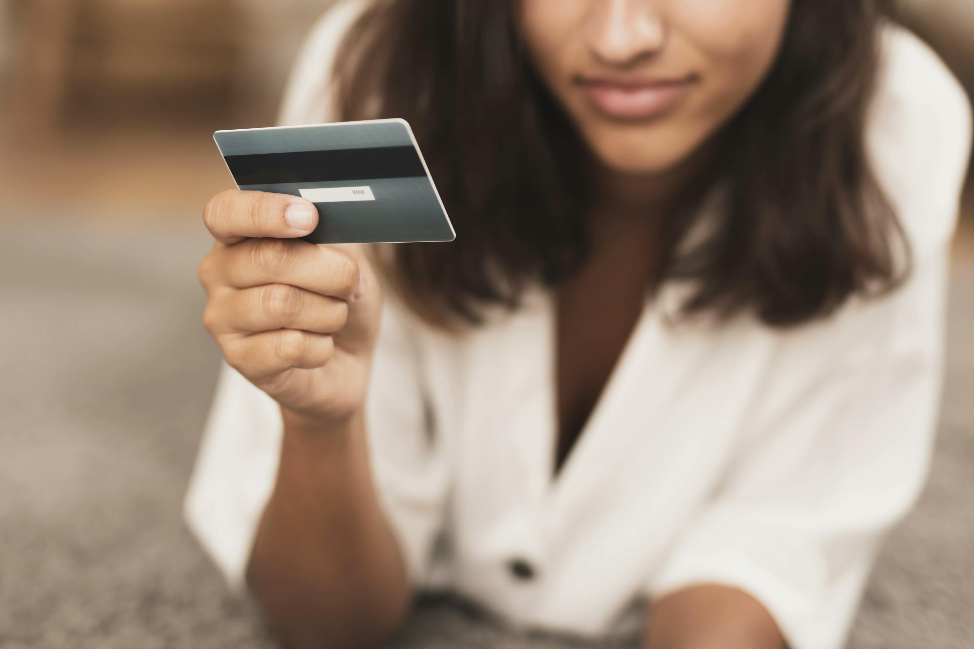 Juros do cartão de crédito chegam 423,5%; saiba como conseguir crédito mais barato