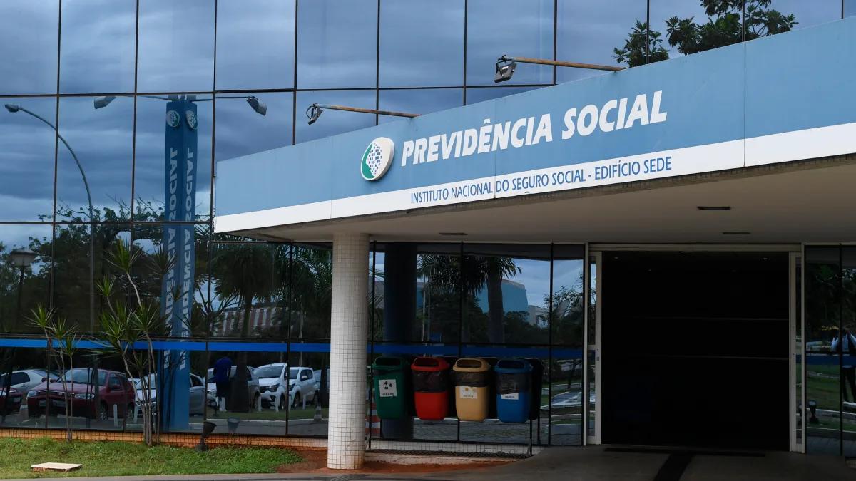 INSS volta a descontar salário de servidores em greve