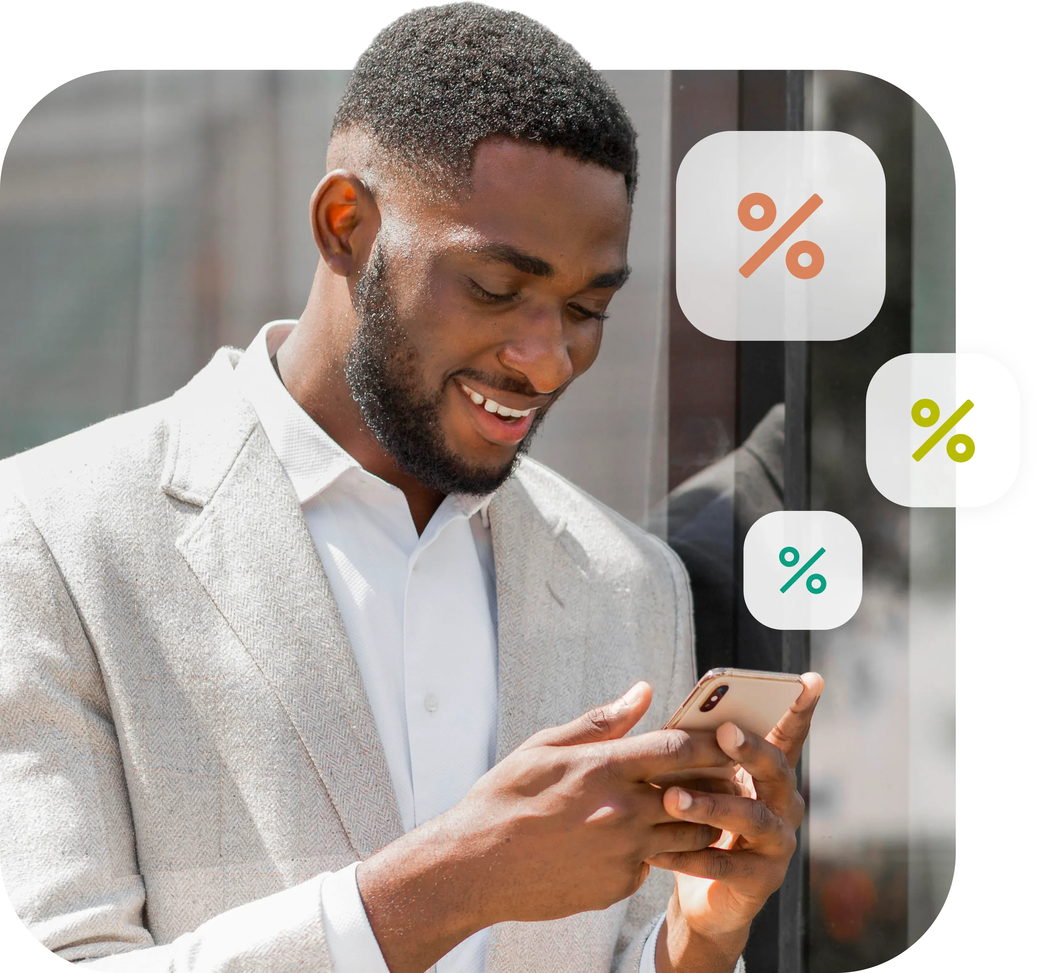 Homem de terno comparando taxas de juros de empréstimo